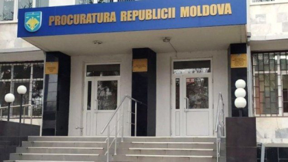 Fostul inginer cadastral din Bălți, reținut pentru că ar fi luat mită de la o persoană care voia să legalizeze o construcție, ar putea fi plasat în arest preventiv pentru 30 de zile. Solicitarea procurorilor
Fostul inginer cadastral din Bălți, reținut pentru că ar fi luat mită de la o persoană care voia să legalizeze o construcție, ar putea fi plasat în arest preventiv pentru 30 de zile. Solicitarea procurorilor