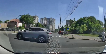 Accident, evitat la limită: Momentul în care un automobil cât pe ce să se lovească de un indicator, după ce a încercat să evite impactul cu o altă mașină care se deplasa la culoarea roșie a semaforului - VIDEO Accident, evitat la limită: Momentul în care un automobil cât pe ce să se lovească de un indicator, după ce a încercat să evite impactul cu o altă mașină care se deplasa la culoarea roșie a semaforului - VIDEO