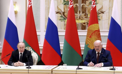 Aflat lângă Putin, Lukaşenko, preşedintele Belarusului, acuză SUA pentru moartea președintelui iranian Raisi: ”Și avionul meu e în aceeași situație”
Aflat lângă Putin, Lukaşenko, preşedintele Belarusului, acuză SUA pentru moartea președintelui iranian Raisi: ”Și avionul meu e în aceeași situație”
