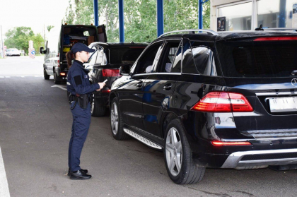 A oferit 150 de euro pentru un permis de conducere și o carte de identitate. Trei persoane, prinse cu acte false la frontieră A oferit 150 de euro pentru un permis de conducere și o carte de identitate. Trei persoane, prinse cu acte false la frontieră