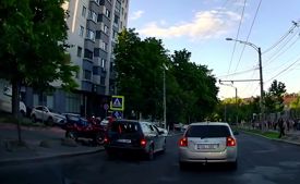  Imagini cu impact emoțional. Momentul în care un copil cu ATV-ul se lovește violent de o mașină - VIDEO