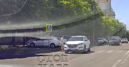 La un pas de tragedie. Momentul în care un șofer din capitală este la un pas de a lovi o persoană pe trecerea de pietoni - VIDEO La un pas de tragedie. Momentul în care un șofer din capitală este la un pas de a lovi o persoană pe trecerea de pietoni - VIDEO