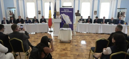 „Aderarea la Uniunea Europeană este un obiectiv de țară”. 13 partide politice au semnat Pactul „Pentru Europa” - FOTO „Aderarea la Uniunea Europeană este un obiectiv de țară”. 13 partide politice au semnat Pactul „Pentru Europa” - FOTO