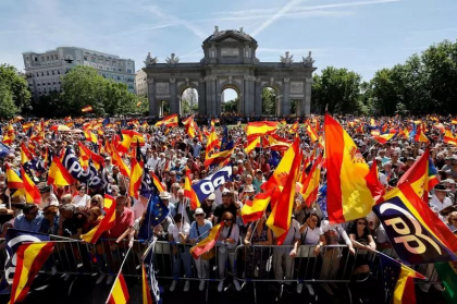 Protest cu zeci de mii de oameni în centrul Madridului față de legea privind amnistierea separatiștilor catalani: „Pedro, demisia!”