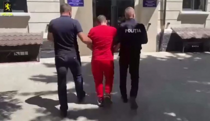 Un bărbat - plasat în arest pentru 30 de zile, după ce ar fi înjunghiat și aruncat de la etajul 9 un tânăr. Ce pedeapsă riscă făptașul - VIDEO Un bărbat - plasat în arest pentru 30 de zile, după ce ar fi înjunghiat și aruncat de la etajul 9 un tânăr. Ce pedeapsă riscă făptașul - VIDEO