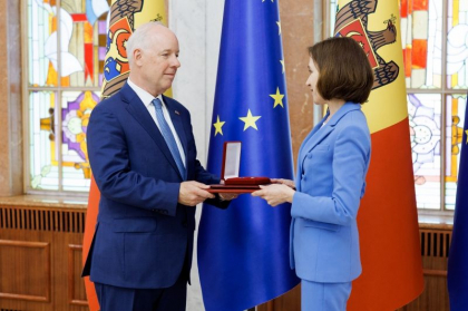 „În semn de înaltă apreciere”. Șefa statului i-a conferit ambasadorului american Kent Logsdon „Ordinul de Onoare” „În semn de înaltă apreciere”. Șefa statului i-a conferit ambasadorului american Kent Logsdon „Ordinul de Onoare”