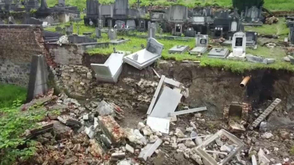 Un cimitir din Belgia a luat-o la vale din cauza ploilor abundente. Oamenii au văzut rămășițele celor dragi dezgropate Un cimitir din Belgia a luat-o la vale din cauza ploilor abundente. Oamenii au văzut rămășițele celor dragi dezgropate