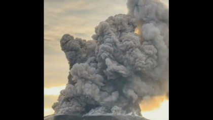 Vulcanul Ibu a erupt din nou. A aruncat cenușă la 6 km înălțime, iar nivelul de alertă este maxim Vulcanul Ibu a erupt din nou. A aruncat cenușă la 6 km înălțime, iar nivelul de alertă este maxim
