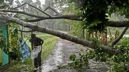 Ciclonul Remal a făcut prăpăd în Bangladesh: cel puțin zece morți și peste 30.000 de case distruse - FOTO Ciclonul Remal a făcut prăpăd în Bangladesh: cel puțin zece morți și peste 30.000 de case distruse - FOTO