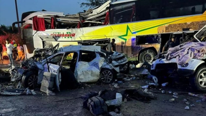 Zece morți și 39 de răniți într-un accident în lanț, pe o autostradă din Turcia. Un autocar s-a răsturnat peste două mașini mici și a lovit un TIR - VIDEO Zece morți și 39 de răniți într-un accident în lanț, pe o autostradă din Turcia. Un autocar s-a răsturnat peste două mașini mici și a lovit un TIR - VIDEO