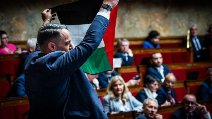 Scandal în Parlamentul Franței. Ședința a fost suspendată după ce un deputat a fluturat steagul palestinian Scandal în Parlamentul Franței. Ședința a fost suspendată după ce un deputat a fluturat steagul palestinian