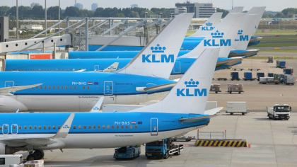 O persoană a murit după ce a fost aspirată de motorul pornit al unui avion, pe aeroportul Schiphol din Amsterdam