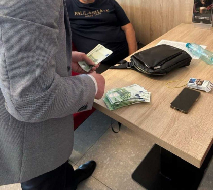 Bărbatul reținut în flagrant de CNA cu 7000 de euro - plasat în arest pentru 30 de zile. De ce a luat mita? Precizările CNA Bărbatul reținut în flagrant de CNA cu 7000 de euro - plasat în arest pentru 30 de zile. De ce a luat mita? Precizările CNA
