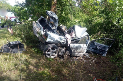 Accident grav la Grigoriopol. Șoferul, blocat între fiare, după ce mașina în care se afla a derapat de pe carosabilul umed și s-a izbit într-un copac - FOTO Accident grav la Grigoriopol. Șoferul, blocat între fiare, după ce mașina în care se afla a derapat de pe carosabilul umed și s-a izbit într-un copac - FOTO