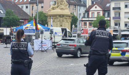 Atac cu cuțitul la o manifestație a dreptei germane. Mai multe persoane au fost rănite, inclusiv atacatorul
Atac cu cuțitul la o manifestație a dreptei germane. Mai multe persoane au fost rănite, inclusiv atacatorul