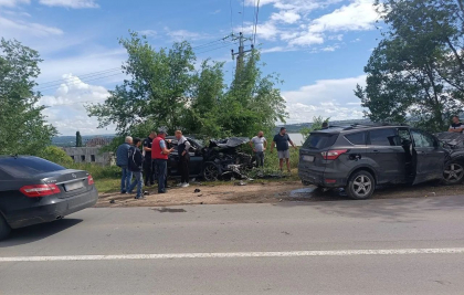 O femeie și un copil au ajuns la spital, după ce mașina în care se aflau s-a lovit puternic cu un alt automobil O femeie și un copil au ajuns la spital, după ce mașina în care se aflau s-a lovit puternic cu un alt automobil