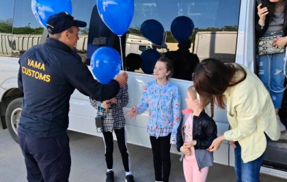 Surprize pentru pici. Cum sunt întâmpinaţi copiii care trec astăzi pe la frontieră - FOTO Surprize pentru pici. Cum sunt întâmpinaţi copiii care trec astăzi pe la frontieră - FOTO
