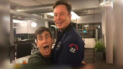 Un influencer de pe TikTok, devenit celebru după ce l-a îmbrățișat pe Elon Musk, zguduie scena politică din Cipru, candidând la alegerile europene - VIDEO Un influencer de pe TikTok, devenit celebru după ce l-a îmbrățișat pe Elon Musk, zguduie scena politică din Cipru, candidând la alegerile europene - VIDEO