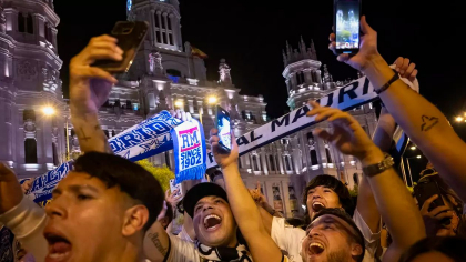 Fiesta la Madrid, după ce Real a cucerit trofeul Ligii Campionilor. Zeci de mii de fani au sărbătorit pe străzi - VIDEO Fiesta la Madrid, după ce Real a cucerit trofeul Ligii Campionilor. Zeci de mii de fani au sărbătorit pe străzi - VIDEO