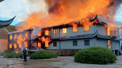 Palatul de iarnă al lui Putin, distrus de un incendiu misterios. Autoritățile nu le permit civililor să se apropie de zonă - FOTO