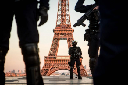 Cinci sicrie pline cu gips au fost amplasate lângă Turnul Eiffel, înfășurate în steaguri cu mesajul „Soldaţi francezi din Ucraina”