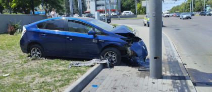 Accident violent în capitală. Un șofer - transportat la spital, după ce a pierdut controlul volanului și s-a lovit de un pilon. Imagini de la locul incidentului - FOTO