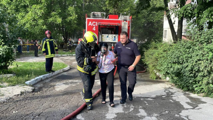 Incendiu în capitală. Trei persoane au fost evacuate dintr-un bloc de locuit, după ce un apartament a fost cuprins de flăcări. 5 echipe de pompieri au intervenit pentru a lichida focul - FOTO
