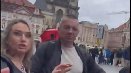 Vorbitori de limbă rusă, acuzați că au atacat voluntari pro-Ucraina în centrul orașului Praga. Poliția cehă a deschis o anchetă - VIDEO Vorbitori de limbă rusă, acuzați că au atacat voluntari pro-Ucraina în centrul orașului Praga. Poliția cehă a deschis o anchetă - VIDEO