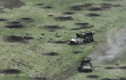 Imagini dramatice cu parașutiști ruși mitraliați în câmp deschis de un blindat Bradley ucrainean - VIDEO