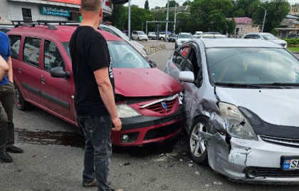 Accident în capitală. Două mașini - avariate, după ce s-au lovit violent. Imagini de la locul incidentului - FOTO