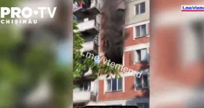 Două persoane au ajuns la spital, după ce un un apartament dintr-un bloc de locuit din capitală a fost cuprins de flăcări. Cinci echipaje de pompieri au intervenit pentru a lichida incendiul Două persoane au ajuns la spital, după ce un un apartament dintr-un bloc de locuit din capitală a fost cuprins de flăcări. Cinci echipaje de pompieri au intervenit pentru a lichida incendiul