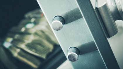 Un cuplu care „pescuia cu magnetul” într-un lac a descoperit un seif cu 100.000 de dolari. Poliția le-a spus că pot să îl păstreze Un cuplu care „pescuia cu magnetul” într-un lac a descoperit un seif cu 100.000 de dolari. Poliția le-a spus că pot să îl păstreze