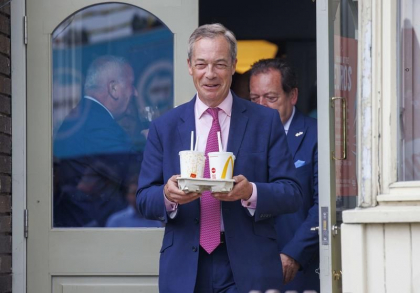 Nigel Farage a fost stropit în față cu un milkshake de banane, chiar când și-a lansat campania electorală din Marea Britanie Nigel Farage a fost stropit în față cu un milkshake de banane, chiar când și-a lansat campania electorală din Marea Britanie