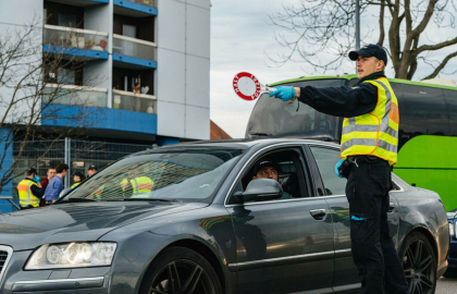 Descoperirea uimitoare făcută de polițiștii germani în mașina unor români. Unul dintre ei a fost arestat Descoperirea uimitoare făcută de polițiștii germani în mașina unor români. Unul dintre ei a fost arestat
