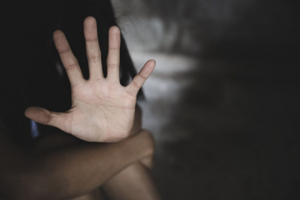 O fată de 15 ani și o tânără de 21 de ani, exploatate sexual și torturate: Trei tineri riscă detențiune pe viață. Procuratura oferă detalii șocante