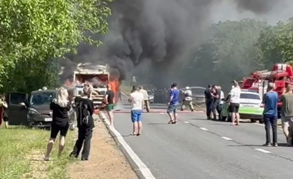 Momentul în care un camion a luat foc, la Grigoriopol. Pompierii au intervenit pentru a stinge flăcările - VIDEO

