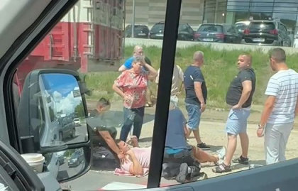 S-au luat la harță în trafic. Un bărbat - transportat la spital, după ce a fost călcat cu mașina pe picior. Făptașul a părăsit locul faptei - VIDEO S-au luat la harță în trafic. Un bărbat - transportat la spital, după ce a fost călcat cu mașina pe picior. Făptașul a părăsit locul faptei - VIDEO