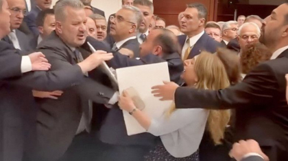Încăierare în Parlamentul turc după destituirea unui primar pro-kurd, proteste în stradă - VIDEO Încăierare în Parlamentul turc după destituirea unui primar pro-kurd, proteste în stradă - VIDEO
