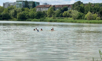 Au simulat un caz de înec pentru a demonstra cum se salvează corect o persoană în asemenea situație. IGSU a dat start campaniei de prevenire a înecurilor - VIDEO