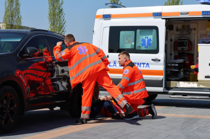 Un copil de 3 ani, salvat după ce a rămas blocat în automobil, pe o stradă din capitală Un copil de 3 ani, salvat după ce a rămas blocat în automobil, pe o stradă din capitală