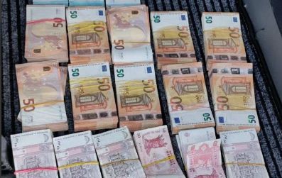 A încercat să iasă din țară cu aproape 54 de mii de euro și 120 de mii de lei. Un bărbat, cu dublă cetățenie, prins la vama Albița A încercat să iasă din țară cu aproape 54 de mii de euro și 120 de mii de lei. Un bărbat, cu dublă cetățenie, prins la vama Albița