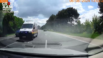 La un pas de tragedie. Un șofer era cât pe ce să se lovească de o ambulanță care mergea pe contrasens. Momentul, surprins de o cameră de bord - VIDEO