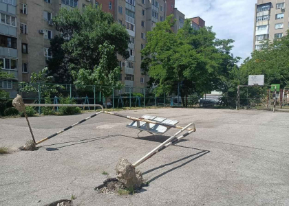 O poartă de fotbal a cazut peste un copil, la Tiraspol. Baiatul, transportat la spital