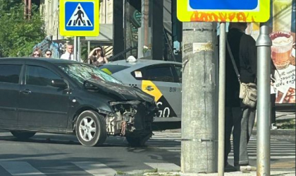 Ghinion pentru doi șoferi din capitală. Două mașini au fost avariate, după ce s-au lovit într-o intersecție. Imagini de la locul incidentului - FOTO Ghinion pentru doi șoferi din capitală. Două mașini au fost avariate, după ce s-au lovit într-o intersecție. Imagini de la locul incidentului - FOTO