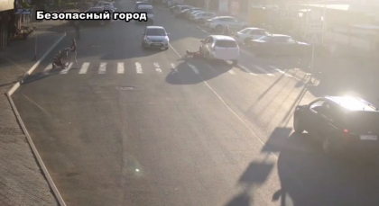 Accident în stânga Nistrului. Momentul în care un copil de 8 ani a fost lovit de o mașină în timp ce traversa strada pe bicicletă - VIDEO