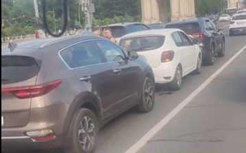 Accident în centrul capitalei. Trei mașini au fost avariate, după ce s-au lovit în lanț. Imagini de la locul impactului - VIDEO
