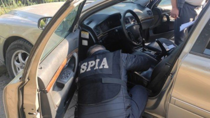 Percheziții la un fost polițist din Hîncești. A luat 3500 de euro pentru a-l scăpa de pedeapsă pe un șofer prins băut la volan. Făptașul, reținut pentru 72 de ore