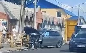 Accident violent la Vatra. Două mașini - avariate, după ce s-au lovit. Imagini de la locul incidentului - VIDEO
