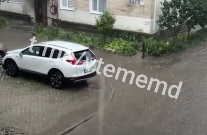 O furtună violentă însoțită de vânt puternic și grindină s-a abătut asupra orașului Chișinău. Mai multe străzi s-au transformat în râuri - FOTO/VIDEO