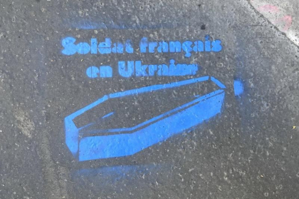 Trei moldoveni au fost arestaţi în Franţa sub suspiciunea că au desenat sicrie pe ziduri însoţite de cuvintele „soldaţi francezi în Ucraina” Trei moldoveni au fost arestaţi în Franţa sub suspiciunea că au desenat sicrie pe ziduri însoţite de cuvintele „soldaţi francezi în Ucraina”